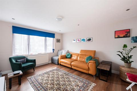 1 bedroom ground floor flat for sale, Shapland Way, London N13