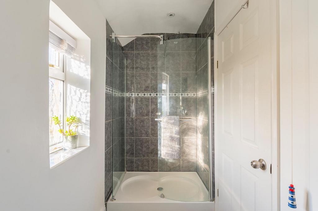 5 C6 RSL - Bathroom B.jpg