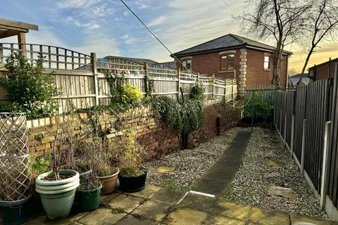 14 Blacker Road, Mapplewell, Barnsley, S75 6BW