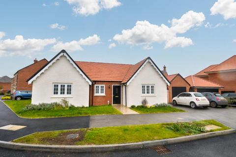 3 bedroom detached bungalow to rent, Doxhall Place, Meppershall