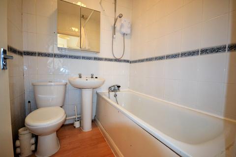 2 bedroom flat to rent, Flat 5, 409, London E8