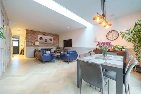 10 Fosse Way, London, W13 0BZ