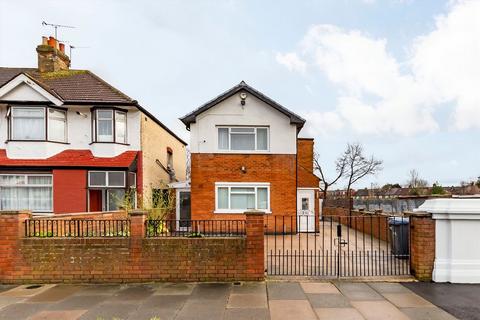 3 bedroom detached house to rent, Melville Gardens, London N13