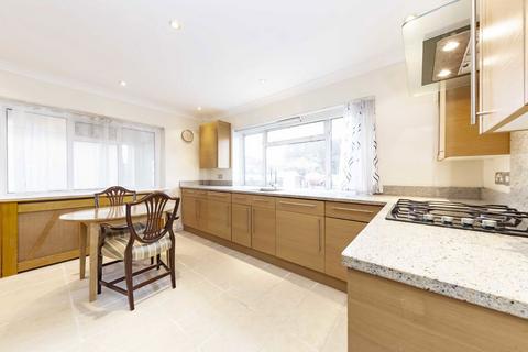 3 bedroom detached house to rent, Melville Gardens, London N13