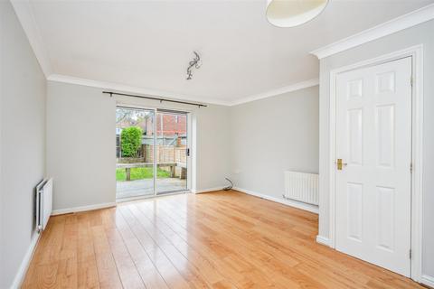 2 bedroom semi-detached house to rent, Riley Close, Aylesbury HP20