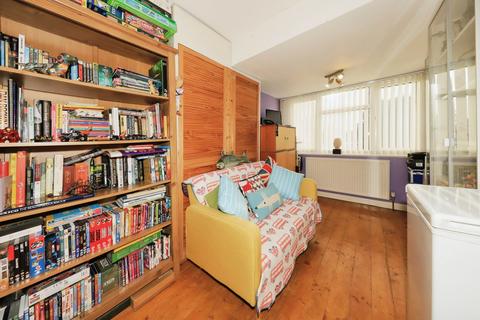 17 Chelston Drive, Wolverhampton, WV6 0LQ