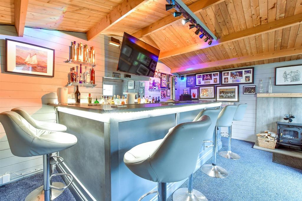 Outbuilding/Bar