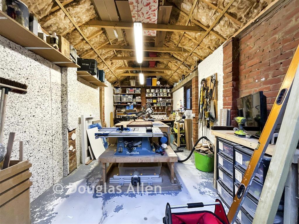 Garage/Workshop