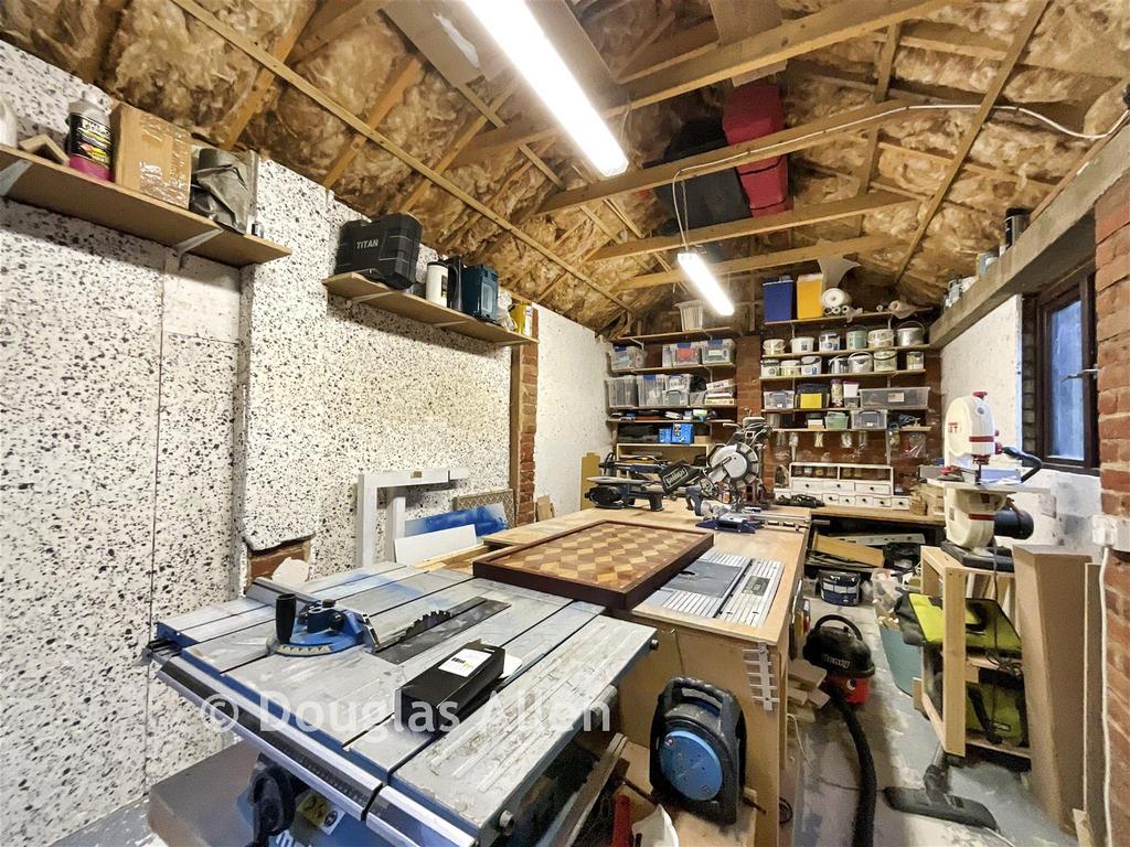 Garage/Workshop