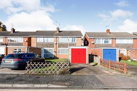 3 bedroom semi-detached house to rent, Mead Way, Canterbury CT2