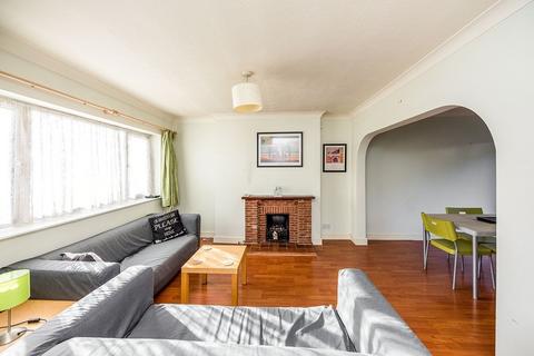 3 bedroom semi-detached house to rent, Mead Way, Canterbury CT2