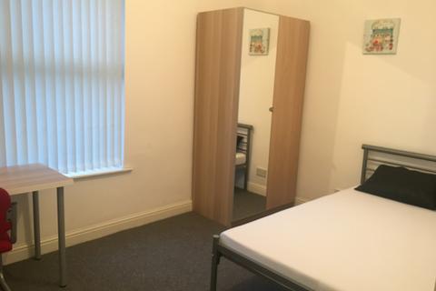 4 bedroom end of terrace house to rent, Highfield Road, Bolton BL4