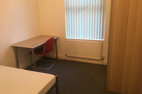 4 bedroom end of terrace house to rent, Highfield Road, Bolton BL4