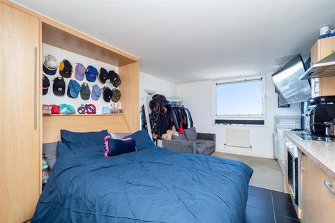 Studio for sale, Throwley Way, Sutton