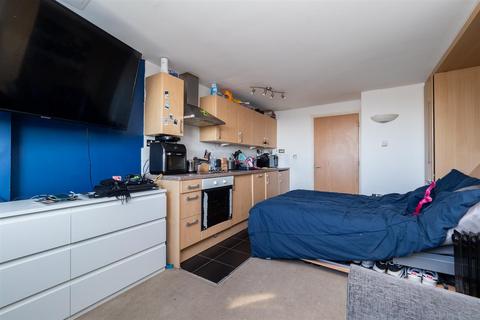 Studio for sale, Throwley Way, Sutton