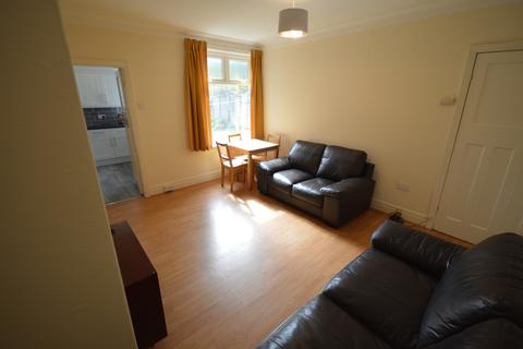 2 bedroom flat to rent, Benfield Road, Newcastle upon Tyne NE6