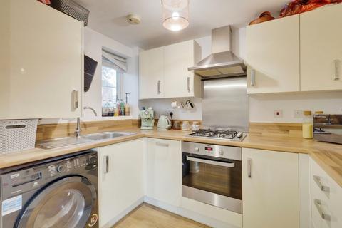 2 bedroom flat for sale, Robins Path, Benfleet, SS7