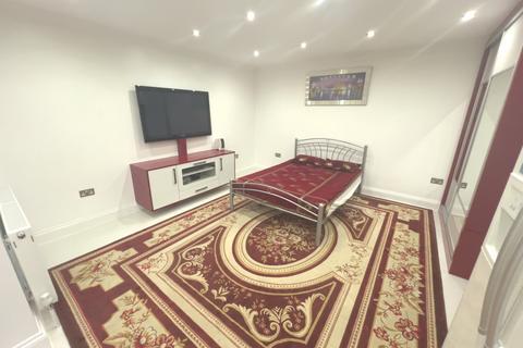 Studio to rent, The Crossways,  Hounslow, TW5