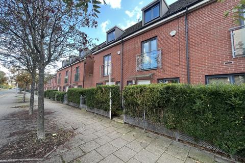 3 bedroom townhouse to rent, Camp Street, Salford, M7 1ZT