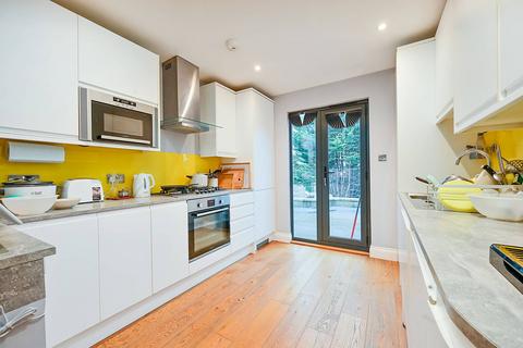 3 bedroom flat for sale, Kingswood Road, Chiswick, London, W4