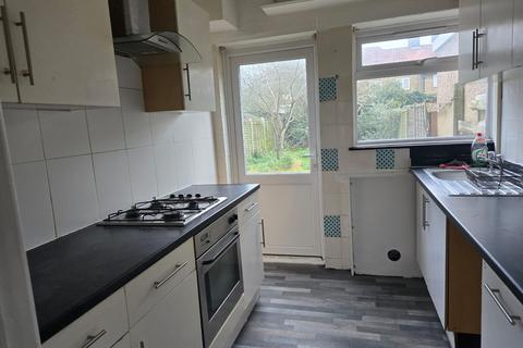 3 bedroom terraced house to rent, Bushgrove Road, Dagenham, RM8