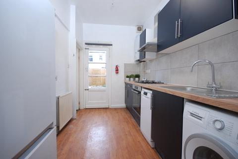 2 bedroom apartment to rent, Coverton Road, Tooting Broadway SW17