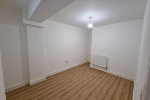 3 bedroom flat to rent, Darkes Lane, Potters Bar