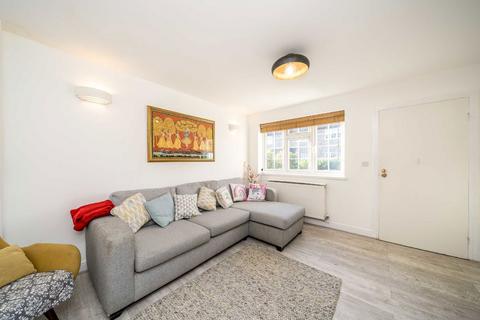 2 bedroom house to rent, Sawyers Lawn, London W13