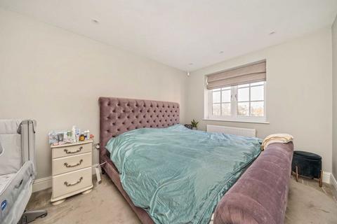 3 bedroom end of terrace house to rent, High Street, Hampton TW12