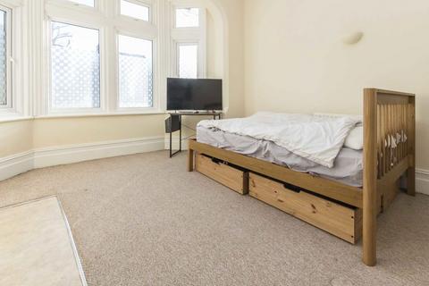 Studio to rent, Avenue South, Surbiton KT5