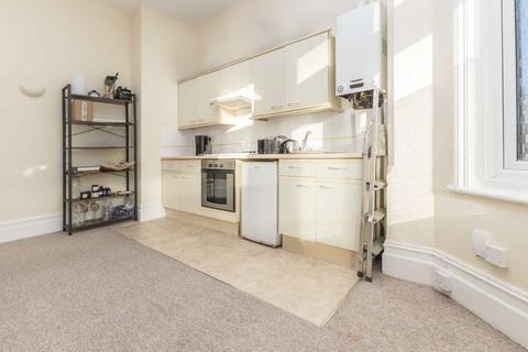 Studio to rent, Avenue South, Surbiton KT5