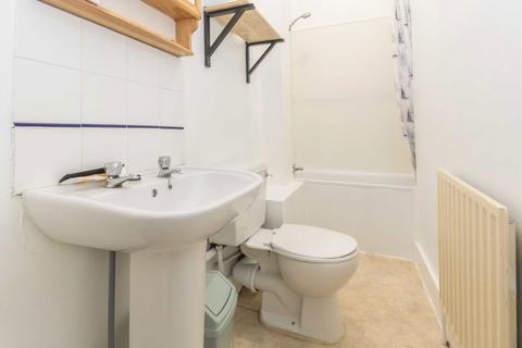 Studio to rent, Avenue South, Surbiton KT5