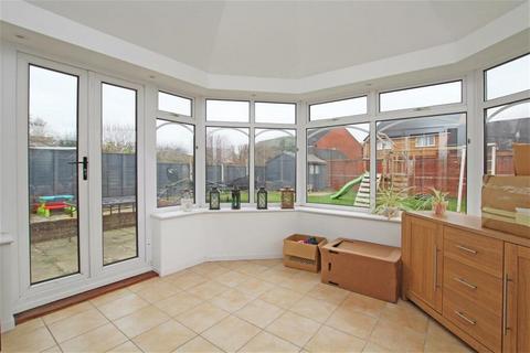 3 bedroom detached bungalow to rent, Belgrave Crescent, Chichester, PO19