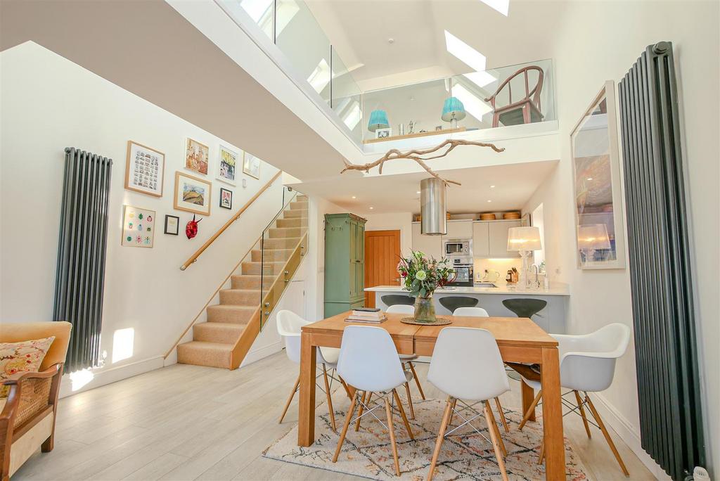 Open plan kitchen/dining
