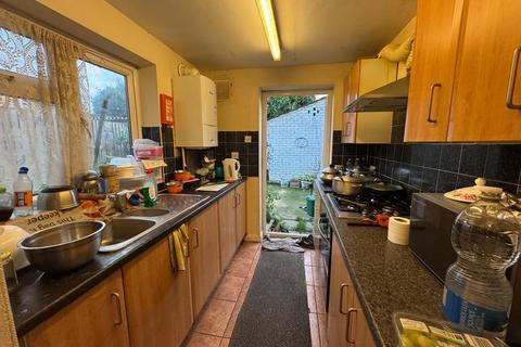 3 bedroom semi-detached house to rent, Woodstock Gardens, Hayes UB4