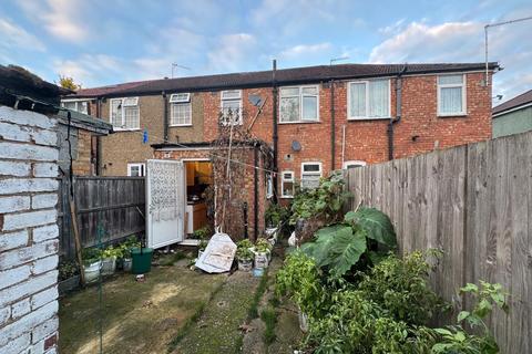 3 bedroom semi-detached house to rent, Woodstock Gardens, Hayes UB4