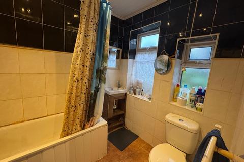 3 bedroom semi-detached house to rent, Woodstock Gardens, Hayes UB4