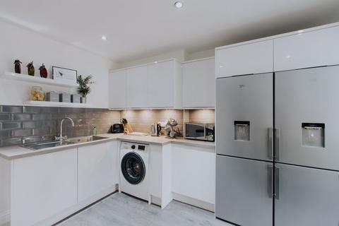 undefined, EN-SUITE ROOM TO SUIT PROFESSIONALS