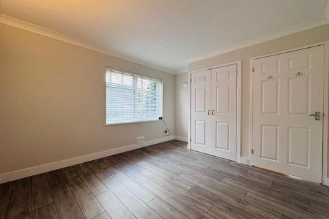 2 bedroom apartment to rent, St James Court Fleet