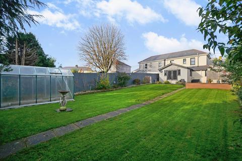 27 Central Avenue, St Austell, PL25 4JG