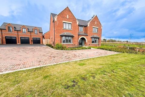 5 bedroom detached house to rent, Robotham Drive, Clophill