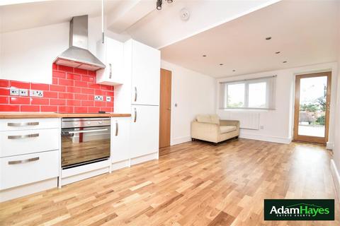 2 bedroom apartment to rent, Windsor Road, London N3