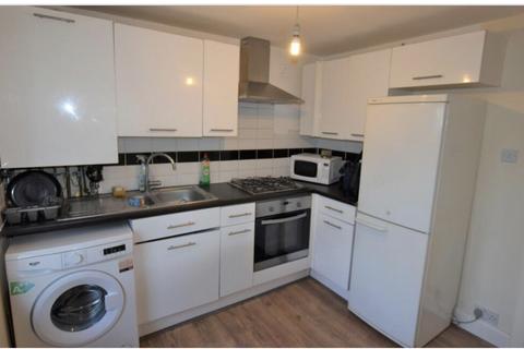 4 bedroom flat to rent, Manor Road, London SE25