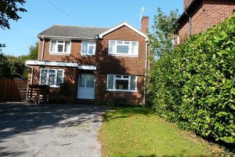 3 bedroom detached house to rent, Hillside Road, Aldershot GU11