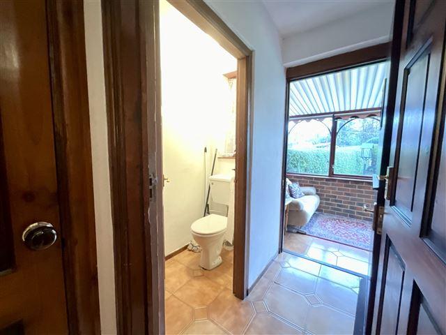 Downstairs wc/lobby