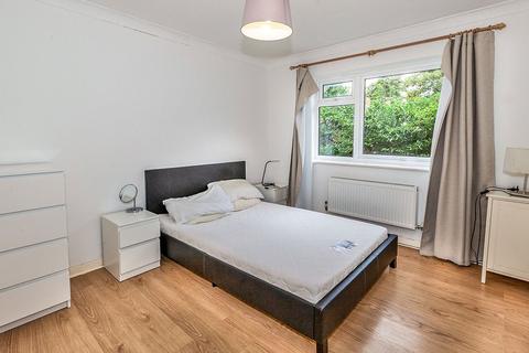 2 bedroom flat to rent, Greenacre Court, Egham TW20