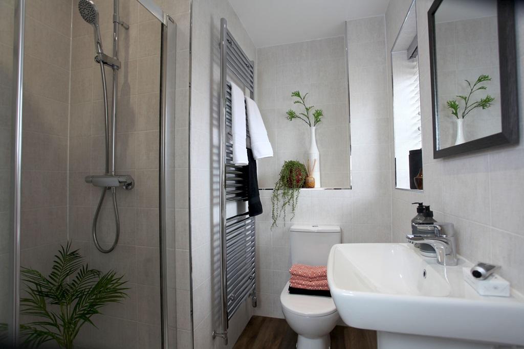 Stylish en suite bathroom