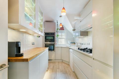 2 bedroom flat to rent, Ashurst Court, SW19