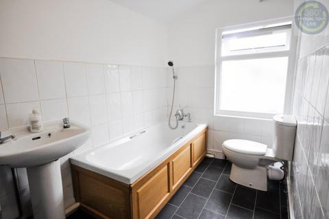 3 bedroom flat to rent, Iddesleigh Road