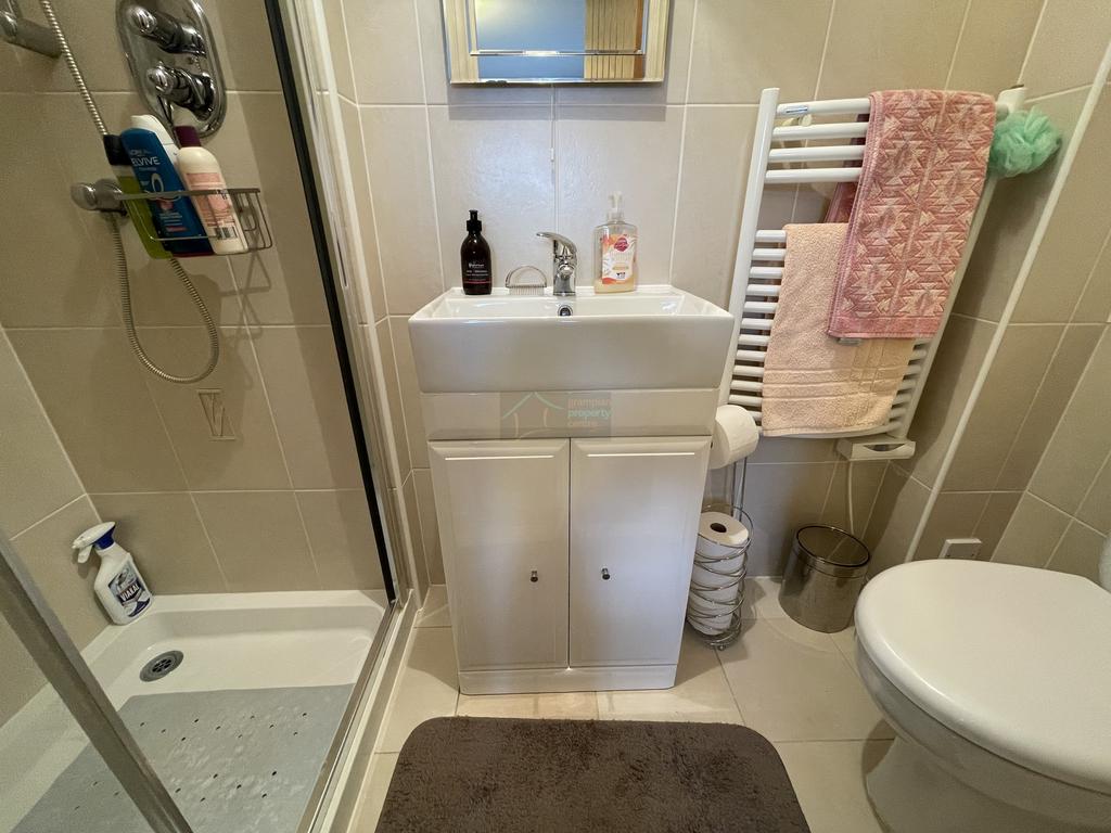 Bed 1 ensuite.JPG